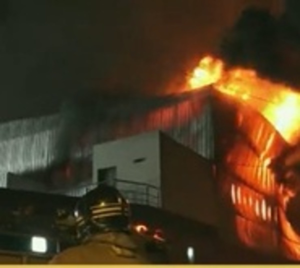 Incendio afecta depósitos en Fernando de la Mora - Paraguay.com