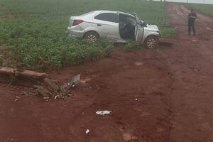 Abandonan vehículo tras accidente