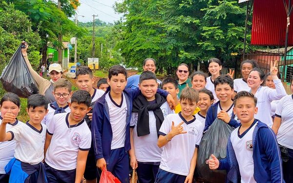 Niños de una escuela, con padres y docentes limpian sus calles y plazas en Km 8 Acaray – Diario TNPRESS
