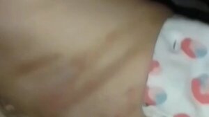 Golpeó a su hija de 1 año con zapatilla por la cara y hasta con varilla