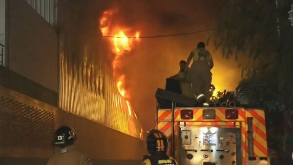 Ardua labor de los bomberos para controlar incendio de depósitos en Fernando de la Mora