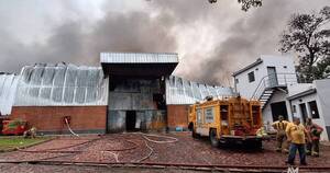 La Nación / Incendio de depósitos continúa siendo controlado en Fernando de la Mora