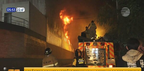 Incendio destruyó varios depósitos en Fernando de la Mora | Telefuturo