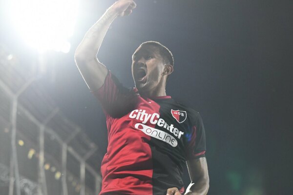 Versus / Gustavo Velázquez marca un golazo en triunfo de Newell’s