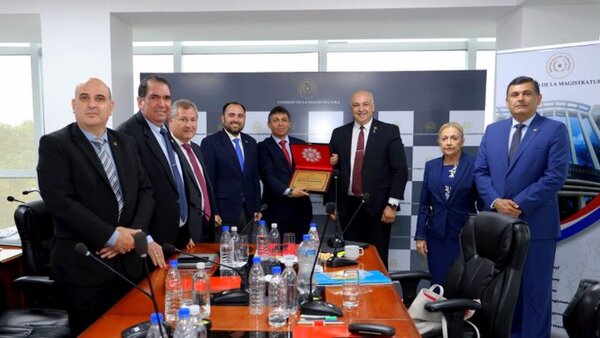 CM: “Significativamente corrupto” se despide ubicando a sus leales
