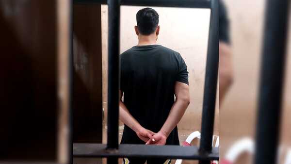 Detienen a hombre por intentar asfixiar a su pareja con una almohada