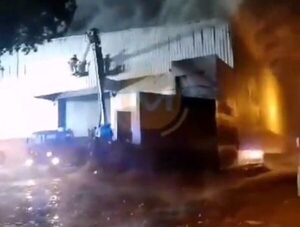 Incendio arrasa con tres depósitos en Fernando de la Mora · Radio Monumental 1080 AM