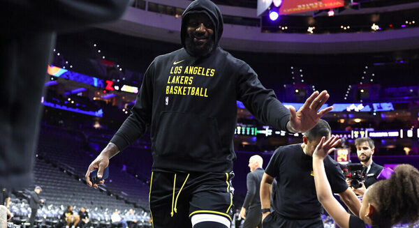 Versus / LeBron James sufre la derrota más abultada de su carrera ante los Sixers de Embiid