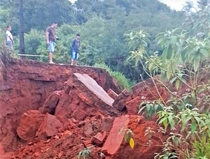 Luego de intensas precipitaciones, colapsa puente en zona de Itakyry - La Clave