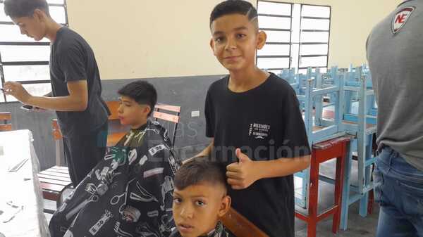Increíble talento: Niño de 12 años se destaca como barbero y peluquero