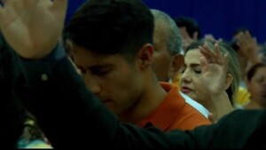 Tito Torres fue a orar con pastor tras escándalo por fotos con cuerona