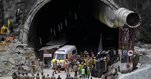La Nación / India: rescatan a 41 obreros atrapados en túnel