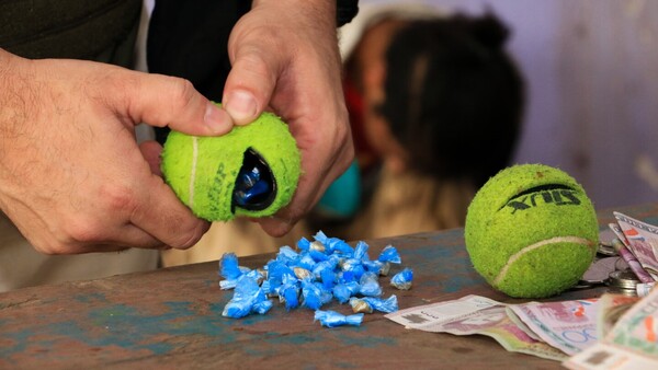 Video: Cae distribuidor que ocultó más de 50 dosis de crack en pelotas de tenis