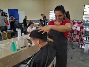 Profesionales solidarios llevan cortes de pelo a escuelas y hogares de Encarnación