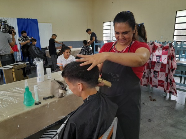 Profesionales solidarios llevan cortes de pelo a escuelas y hogares de Encarnación