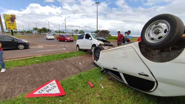 CONDUCTOR DE VEHÍCULO VOLCADO EN LA COSTANERA ESTABA ALCOHOLIZADO - Itapúa Noticias