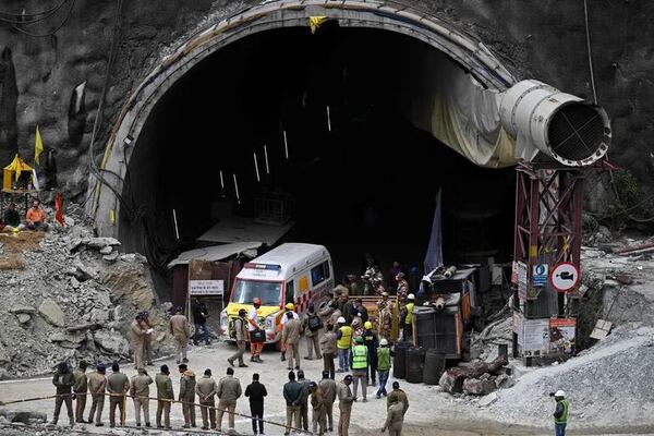Rescatan con éxito a los 41 trabajadores atrapados por 17 días en un túnel en la India - Mundo - ABC Color