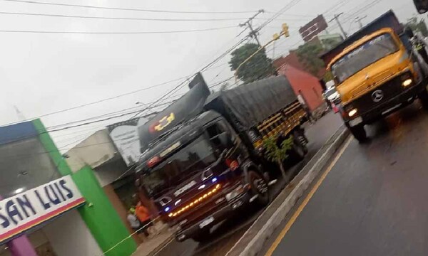 Imputan a chofer que cruzó semáforo en rojo y arrolló a motociclista en Itauguá – Prensa 5