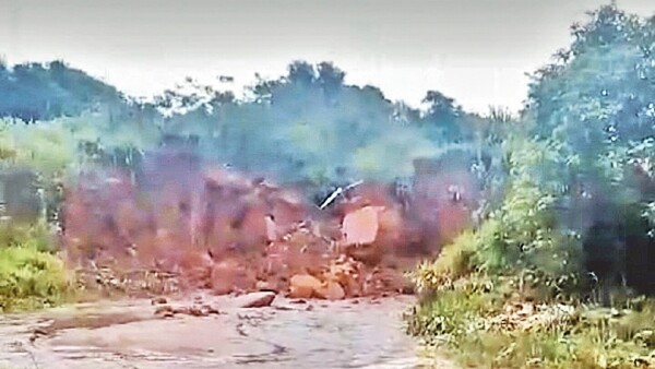 Luego de una intensa lluvia colapsa un puente en Itakyry