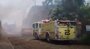 Video de incendio en Fernando de la Mora: bomberos urgen espuma para apagar fuego - Policiales - ABC Color
