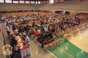Municipalidad de CDE sigue entregando mobiliarios a escuelas al término de clases - ADN Digital