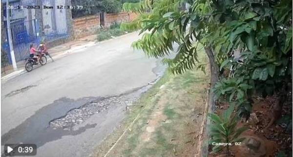 ¡Atentis! Ella roba la moto mientras que su kapé le espera