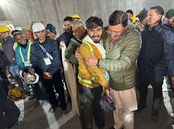 Rescatan a los 41 obreros atrapados en túnel de India desde hace 17 días