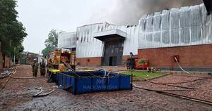 La Nación / Bomberos realizan trabajo de enfriamiento en depósitos siniestrados en Fernando