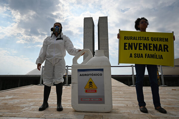 Brasil aprueba una ley que flexibiliza el uso de pesticidas - MarketData