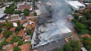 Continúa arduo trabajo de bomberos en depósitos de Fernando de la Mora