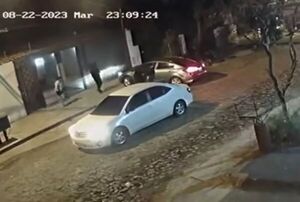 Mujer fue víctima del robo de su auto, en el que se encontraban sus hijos