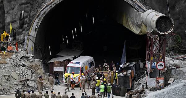 La Nación / Rescatan a obreros de un túnel