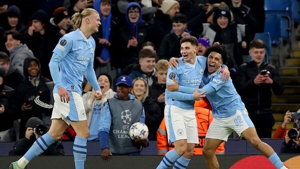 Foden y Julian Álvarez despiertan al City