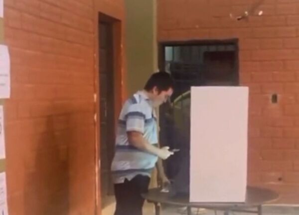Anulan voto de un hombre por fotografiar su papeleta