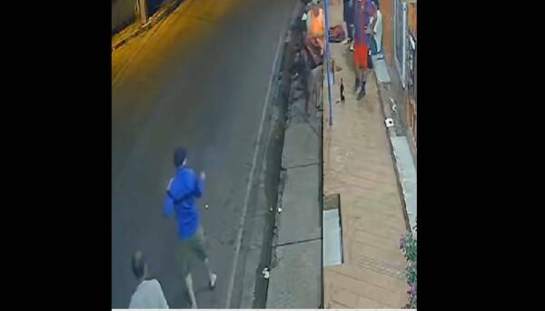[VIDEO] Se molestó porque unos tipos estaban chupando en una bodega y comenzó a disparar