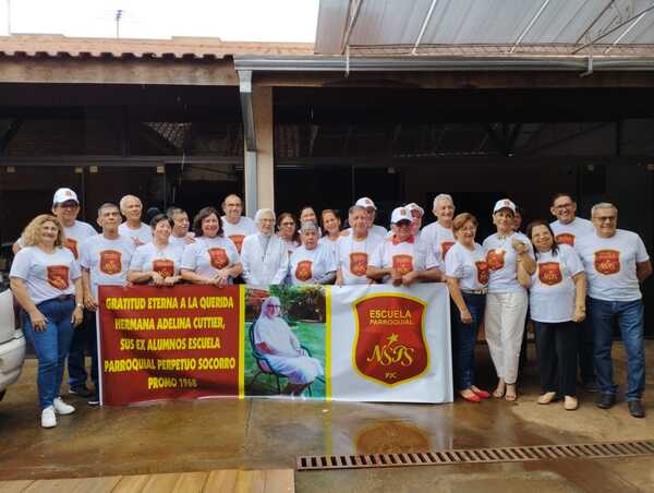 Emotivo encuentro de exalumnos con su entrañable Maestra y Directora - Radio Imperio 106.7 FM