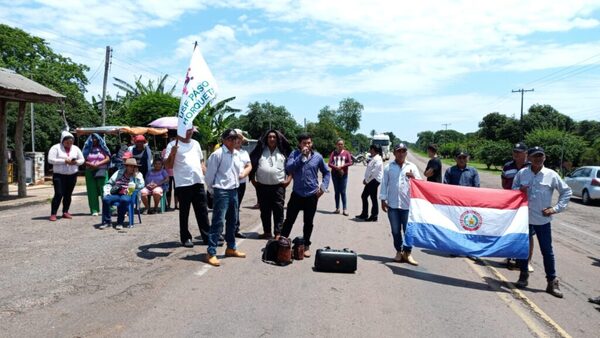 Diario HOY | Pobladores cierran ruta Concepción-Vallemi y denuncian incumplimiento del MOPC