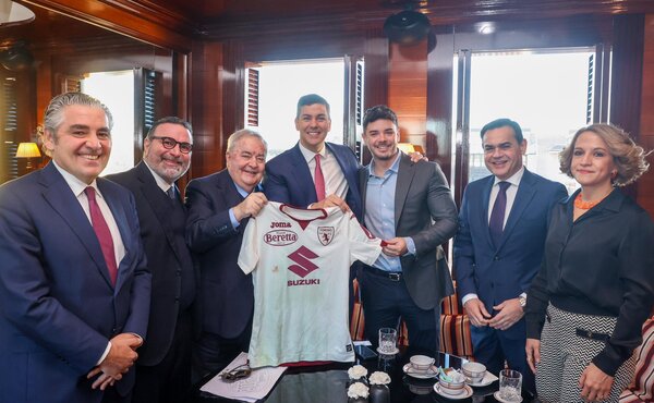 Tony Sanabria obsequia camiseta autografiada del Torino al presidente de la República
