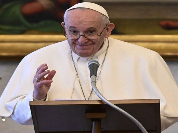 Papa autoriza a mujeres a dar comunión y leer en el altar