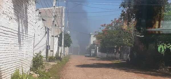 Incendio en Fernando de la Mora: fuego está controlado pero siguen algunos focos de calor - Nacionales - ABC Color