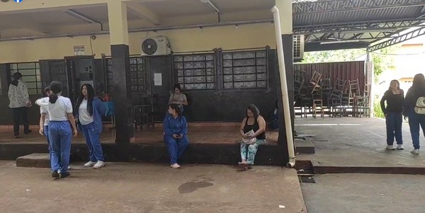 Alumnos y padres "toman" colegio en Ciudad del Este - ADN Digital