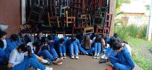 Alumnos toman colegio para exigir destitución - ABC en el Este - ABC Color