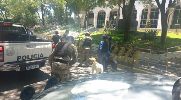 Evacuación en el Palacio de Justicia por amenaza de bomba - Noticiero Paraguay
