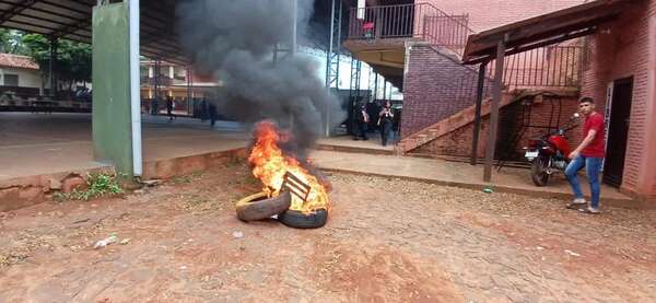 Persiste conflicto en colegio de Ciudad del Este, hay mediación policial  - ABC en el Este - ABC Color