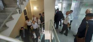 Y bueno… tras la “jodita”, funcionarios volvieron a entrar para poder retirarse