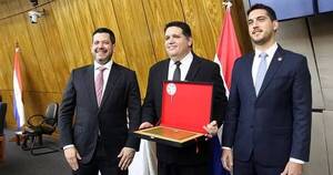 Diario HOY | Diputados condecora al maestro Sergio Cuquejo