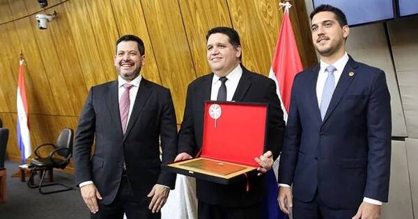 Diario HOY | Diputados condecora al maestro Sergio Cuquejo