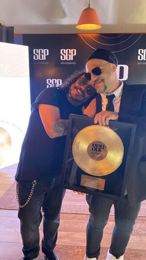Bohemia Urbana y Salamandra reciben Disco de Oro por sus temas Todo Va Estar Mejor y Solito
