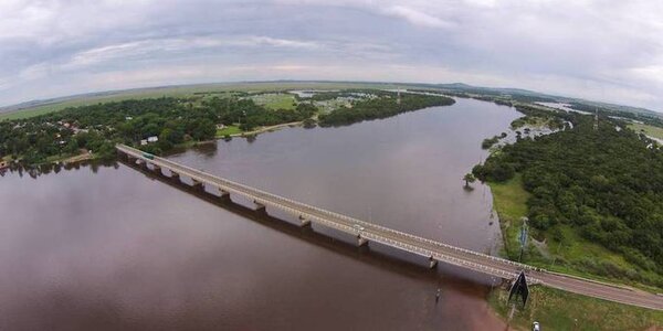 Declaran emergencia vial y sanitaria en Paraguarí por lluvias y crecida del río - ADN Digital