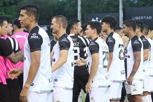 Versus / Tacuary reconoce a Libertad con el "pasillo de los campeones"